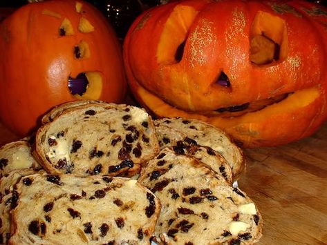 Barmbrack Recipe, Irish Halloween, Samhain Recipes, Halloween Dinner Party, Halloween Menu, Dried Fruit Mix, Halloween Party Dinner, Fruit Bread, Fruit Mixes