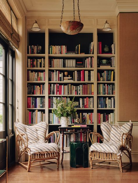 Inside Rita Konig's smart London house, created by combining two flats into one Small Home Library Ideas, Small Home Library, Rita Konig, Ceramic Stool, Campaign Furniture, Edwardian House, London Flat, London House, Stylish Living Room