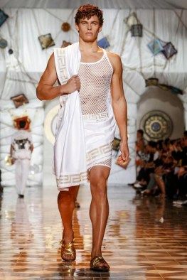 Greek Inspired Fashion, Versace Menswear, House Of Versace, Greek Men, Greek Costume, Greece Fashion, Spring 2015 Fashion, Milan Fashion Weeks, Greek Fashion