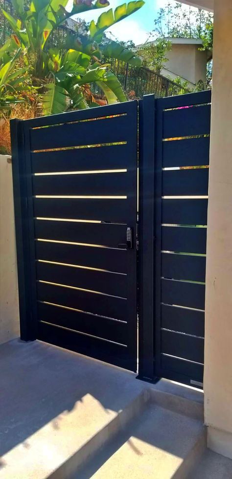 Black Aluminum Entry Gate | MulhollandBrand.com Gate Cladding Ideas, Iron Side Gate Ideas, Modern Metal Gate Design, Side Door Fence Gate Ideas, Back Gate Ideas Entrance, Outside Gate Ideas, Front Yard Gates And Fences Modern, Metal Side Door Gate, Black Aluminum Fence Gates