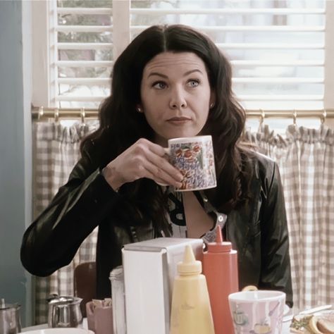 Lorelai Gilmore Coffee, Gilmore Girls Characters, Gilmore Girls Fashion, Babette Ate Oatmeal, Lorelei Gilmore, Gilmore Girls Outfits, Lauren Graham, Lorelai Gilmore, I Love Cinema