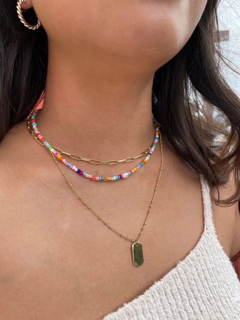 Aesthetic Choker Necklace, Colorful Necklace Outfit, Colorful Necklace Aesthetic, Beaded Jewelry Color Combos, Cute Necklace Combos, Cute Beach Necklaces, Collares Astetics, Beach Necklace Aesthetic, Colorful Accessories Jewelry