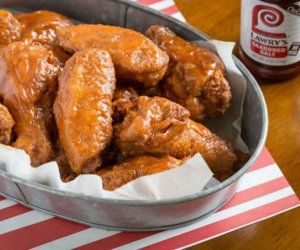 John Legend’s Fried Chicken Wings John Legend Fried Chicken Recipe, Honey Gold Wings Recipe, Spicy Honey Butter, Sizzling Recipe, Sweet And Sour Recipes, Perfect Fried Chicken, Honey Barbecue Sauce, Honey Butter Recipe, Honey Barbecue