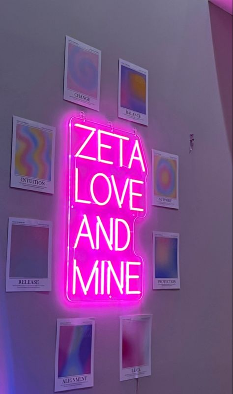 Zta Sorority Aesthetic, Living Room College Decor, Zeta Tau Alpha Aesthetic, Zta Crown, Sisterhood Activities, Sorority Recruitment Decorations, Recruitment Decorations, Sorority Work Week, Usc College