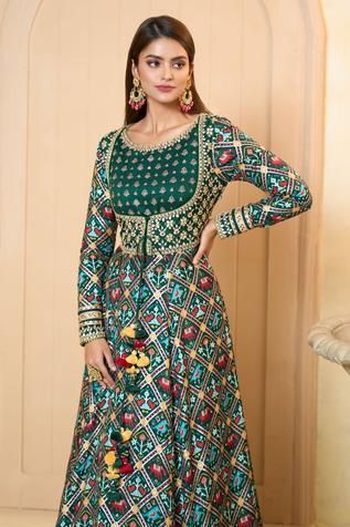 Patola Gown Designs, Patola Print Kurti Design, Patola Dress Designs, Patola Kurti Designs Latest, Patola Dresses, Patola Kurti, Print Blouse Design, Printed Kurti Designs, Patola Print