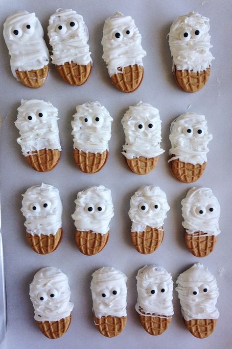 Halloween Mummy Cookies, Scary Halloween Treats, Halloween Treat Gifts, Mummy Cookies, Healthy Halloween Food, Mummy Crafts, Halloween Brownies, Halloween Oreos, Easy Treats To Make