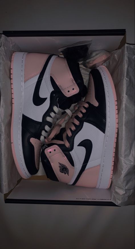 Atmosphere Jordan 1, Jordan 1 Atmosphere, Cute Shoes, Daily Outfits, Jordan 1, Me Too Shoes, Pink White, Piercings, Jordan