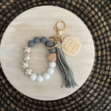 This Wood And Silicon Beaded Mama Keychain Bracelet Is Perfect For Your On The Go Needs. Not Only Do They Keep Your Keys Together But They Also Keep Your Hands Free. This Item Is One Size Fits Most. If You Need Specifications On Sizing, Please Feel Free To Send Me A Message As I Will Guarantee To Get Back To My Customers Within 24 Hours. I Will Ship Within 1 Business Day. Keychain Silicone Beads, Diy Silicone Bead Keychain, Silicone Bead Keychain Ideas, Silicone Bead Crafts, Silicone Keychains, Bead Wristlet Keychain, Silicone Bead Wristlet, Doctor Appreciation Gifts, Beaded Wristlet Keychain