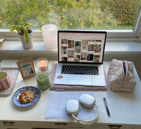 Clean Workspace Aesthetic, Working At Desk Aesthetic, Lifestyle Moodboard Inspiration, Aesthetic School Desk, Boarding School Dorm Aesthetic, Desk Inspiration Aesthetic, Study Desk Aesthetic, Productive Aesthetic, Aesthetic Productive