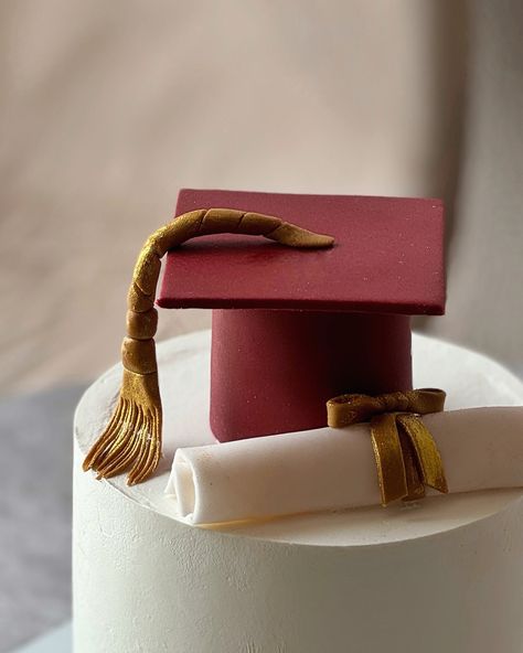 🎓Graduation cake details. By @temptations.oman Whatsapp 📲: +968 97996897 Location 📍: November Square, Al Maha Petrol Pump, Al Hail (South), Sultanate of Oman. Talabat & TM DONE 🛍️: Temptations - Cakes & More Minimal Graduation Cake, Mba Graduation Cake, Cake For Graduation University, Graduation Square Cake, Minimalist Graduation Cake Design, Cakes Square, Petrol Pump, Sultanate Of Oman, Graduation Cake