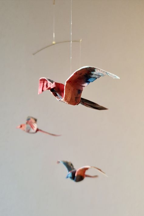 A hanging mobile with 3 colorful origami birds by Kora Kami Hanging Paper Birds, Hanging Birds Decorations, Hanging Origami Decor, Mobile Hanging Ideas, Origami Hanging, Hanging Origami, Unique Origami, Origami Decor, Fake Birds