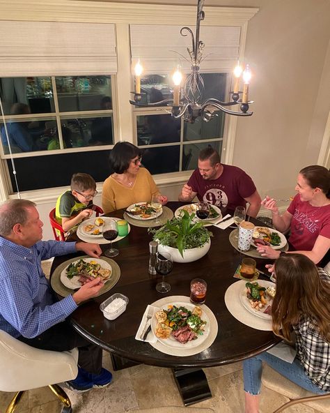 Family dinner, family, meal time, dinner inspo Families Eating Together, Having People Over For Dinner, Family Quality Time Aesthetic, Dinner With Family Aesthetic, Family Dinner Illustration, Small Family Dinner, Family Time Aesthetic, Dinner With Parents, Family Dinner Aesthetic