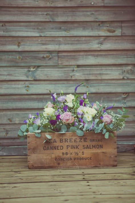 inspiração produto Vintage Flower Arrangements, Vintage Wooden Crates, Tea Party Wedding, Vintage Tea Party, Afternoon Tea Parties, Flowers Arrangements, Trendy Flowers, Deco Floral, Wooden Crate