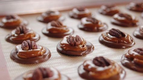 Pretzel Turtles | Food Network Pretzel Turtles, Ree Drummond Recipes, Pretzel Bites Recipes, Turtle Cookies, Caramel Desserts, Christmas Candy Recipes, Soft Caramel, Holiday Snacks, Caramel Pecan