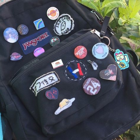 my backpack ! #random #photooftheday #followback #color Grunge Backpack, Mochila Kpop, Black Jansport Backpacks, Mochila Grunge, Black Jansport, Backpack With Pins, Mochila Jansport, Backpack Ideas, Stylish School Bags