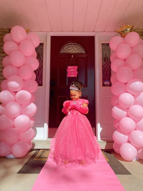 Pink Castle balloon towers for a royal entrance at a toddler Princess Party Royal Party Theme, Toddler Princess Party, Royal Entrance, Pink Princess Party, Balloon Tower, Cinderella Birthday Party, Royal Party, Pink Castle, Cinderella Birthday