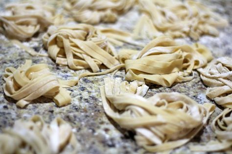 How to Dry and Store Fresh Pasta - Jen Around the World Garlic Spaghetti, Pasta Making, Lasagna Rollups, Food Pasta, Plant Medicine, Baked Spaghetti, Rice Grain, Fun Recipes, Drying Pasta