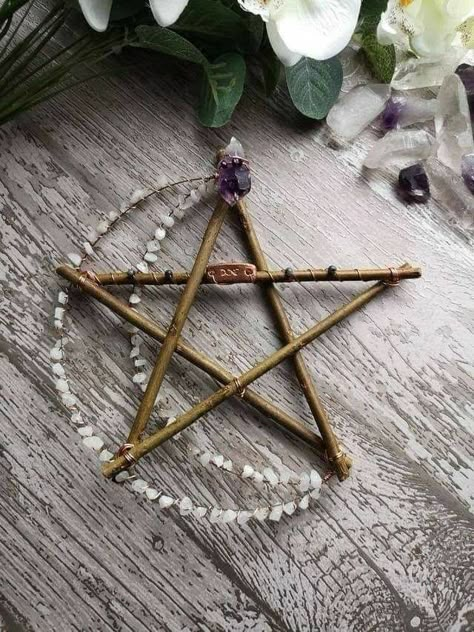 Witchy Diys, Witchery Aesthetic, Pentagram Wreath, Witchcraft Diy, Moon Pentagram, Healing House, Natural Crafts, Wiccan Crafts, Wiccan Decor