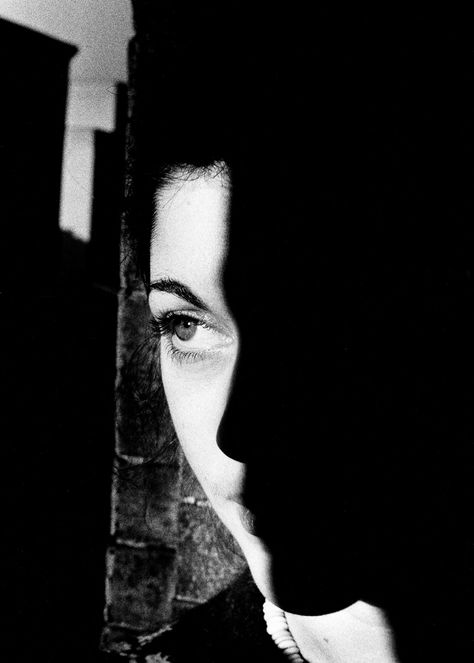 Ralph Gibson Ralph Gibson, Shadow Photography, Artist Models, Black White Photos, 인물 사진, The Shadow, Photographic Art, Black And White Photographs, Black And White Photography