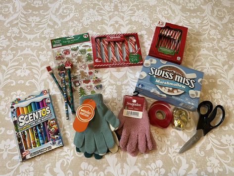 glove gift idea for christmas Glove Christmas Gifts, Glove Gift Ideas Christmas, Glove Gift Ideas, Glove Crafts Christmas, Christmas Gifts For Elementary Students, Glove Class Gift, Kids Gloves Christmas Gift, Classroom Christmas Gifts, Gift Ideas For Students