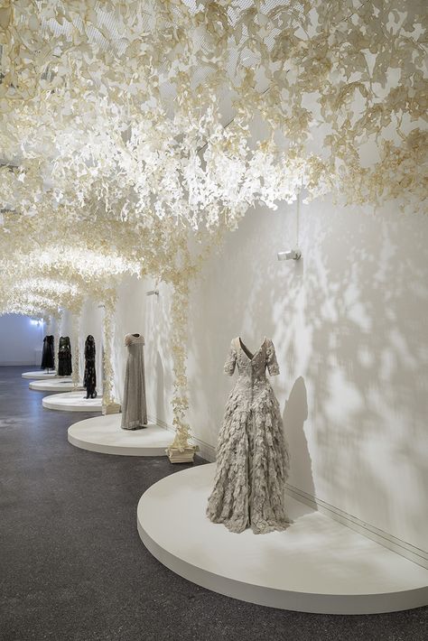 wanda barcelona designs paper palace for modemethode exhibit Paper Palace, Bridal Shop Decor, Bridal Shop Ideas, Bridal Boutique Interior, Vitrine Design, Fashion Showroom, Rustic Wedding Decorations, Store Design Boutique, Visual Merchandising Displays