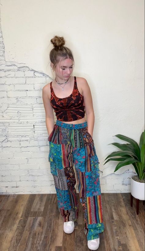 tie dye shirt patchwork pants hippie outfit idea Styling Patchwork Pants, Patchwork Pants Aesthetic, Trippy Outfits Style, Colorful Hippie Outfits, Patchwork Pants Outfit, Tie Dye Pants Outfit, Patchwork Hippie Pants, Hippie Pants Outfit, Winter Hippie Outfits