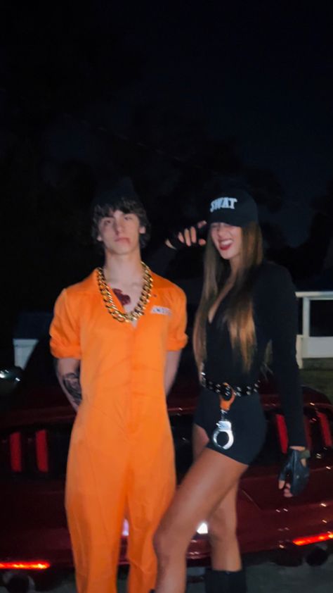 Cops And Inmates Costume, Cops And Prisoner Costume, Halloween Prisoner Costume, Police Halloween Costumes, Carnaval Outfit, Bff Matching Outfits, Cute Group Halloween Costumes, Classy Halloween Costumes, Couples Costume