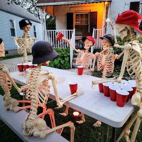 6 Skeleton Friends, Funny Skeletons Poses, Funny Skeleton Wallpaper Aesthetic, Skeleton Funny Poses, Halloween Beer Pong, Funny Skeleton Poses, Group Of Skeletons, Funny Group Photos, Skeleton Friends