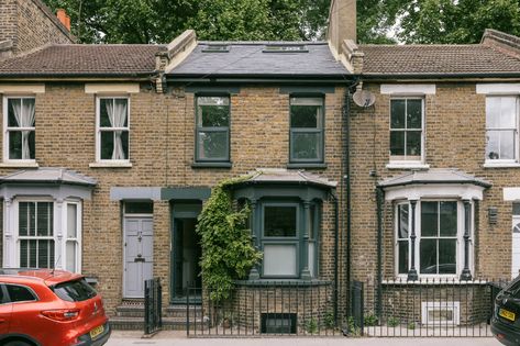 London Terraced House Interior, Terraced Victorian House, London Terrace House Interior, Victorian Terrace House Exterior, Terraced House Exterior, Victorian Terrace Front Garden, Terraced House Interior, Victorian House Exterior, Terrace Exterior