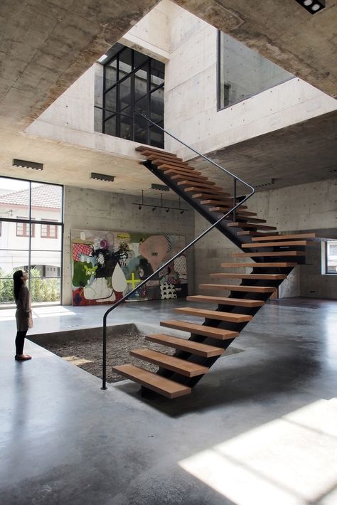 + Gallery / ASWA Concrete Studio, Escalier Design, Concrete Walls, Floating Stairs, Stairs Design Modern, Casa Country, Floating Staircase, Stair Handrail, Stair Case