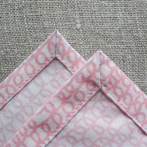 Mitered corners two methods and when to use them – CHARLOTTE KAN Mitered Corners Tutorial, Sewing Corners, Miter Corners, Embroidery Finishing, Mitred Corner, Binding Tips, Easy Hand Quilting, Sewing Mitered Corners, Binding Ideas