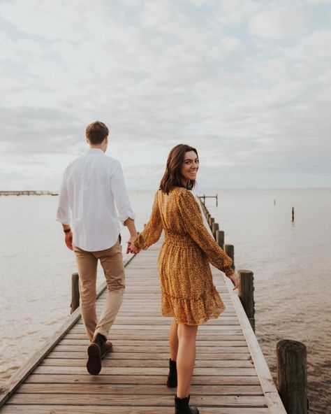 Couple Photoshoot Near Lake, Lake Pier Photoshoot, Engagement Dock Photos, Lake Dock Couple Photoshoot, Covered Bridge Couple Photoshoot, Boardwalk Couple Photoshoot, Lake Dock Engagement Pictures, Engagement Photos Boardwalk, Engagement Photoshoot Outfit Summer