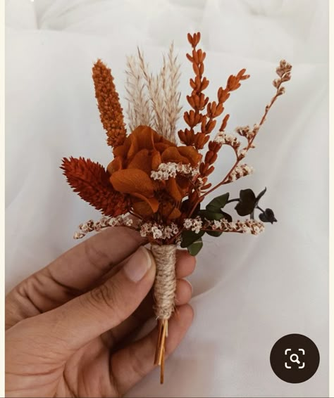 Fall Themed Boutonniere, Bootinterieur Wedding Fall, Rustic Boho Boutonniere, Rustic Fall Boutonniere, Fall Color Boutonniere, Wedding Boutonniere Fall, Boutineer Ideas Wedding Rustic, Cowboy Boutonniere, Boho Boutineer