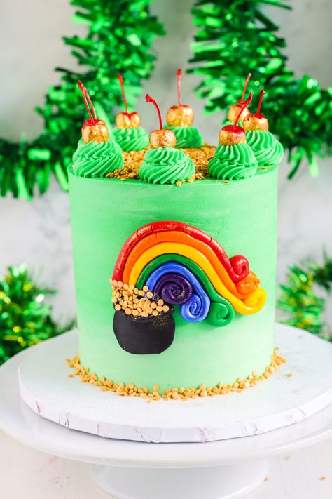 Fun Pot of Gold Cake For St. Patrick’s Day - Find Your Cake Inspiration # Pot Of Gold Cake, Pot Of Gold Rainbow, Irish Cake, Fondant Rainbow, St Patricks Day Cakes, Easy Buttercream Frosting, Striped Cake, Gold Cupcakes, Ice Cake