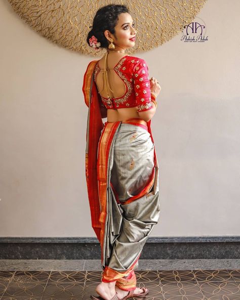 Blouse On Nauvari Saree, Nauwari Sadi Blouse, Maharashtrian Blouse Design Back, Marathi Saare Look, Navri Saree Look Marathi, Pastel Nauvari Saree, Nawari Saree Blouse Designs, Maharashtrian Bride Blouse Designs, Navvari Sadi Blouse Back Design