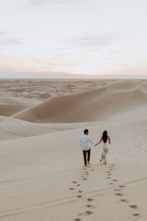 Desert Photoshoot Ideas, Glamis Sand Dunes, Sand Dunes Photoshoot, Couples Photo Ideas, Desert Engagement Photos, Desert Photoshoot, Couples Book, Mountain Engagement Photos, Wedding Sand