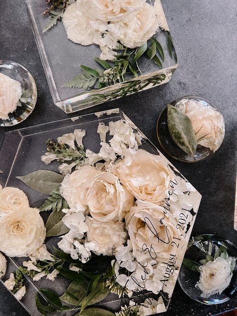 Resin Wedding Bouquet, Wedding Flowers Preservation Ideas, Wedding Business Ideas, Resin Wedding, Nordic Wedding, Artist Wedding, Resin Artist, Wedding Bouquet Preservation, Flowers Resin