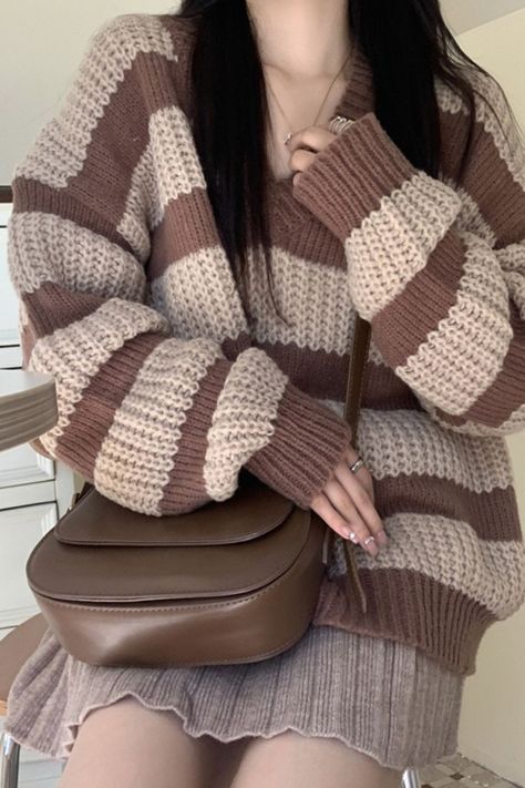 brown striped aesthetic sweater warm aesthetic outfit boogzel clothing Fashion Outfits Autumn, Brown Striped Sweater, Cozy Summer Outfits, Aesthetic Sweaters, Oversize Sweater, Oversize Pullover, Sweater Autumn, Chic Shirts, Knitted Tops