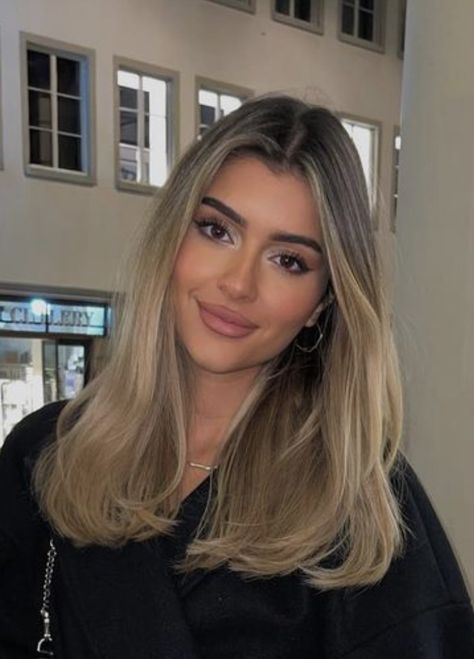 Short Blonde Dimensional Hair, Blonde Hair Morenas, Blonde Hair Olive Skin, Balayage Mid Length, Dark Roots Hair, Blonde Hair With Roots, Kadeřnické Trendy, Blonde With Dark Roots, Brunette Hair With Highlights