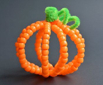 Beaded Pipe Cleaner People Pipe Cleaner Pumpkins, Corn Bead, Easy Thanksgiving Crafts, October Crafts, Fun Fall Crafts, Turkey Crafts, Indian Corn, Pumpkin Bead, Easy Fall Crafts