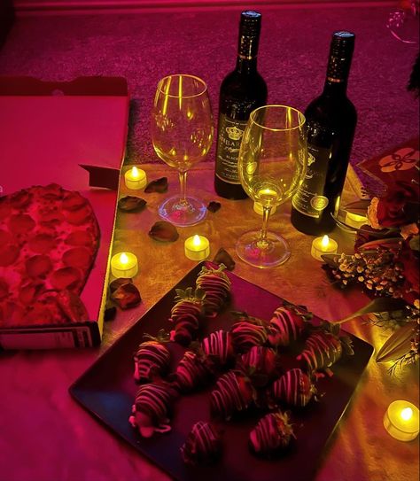 Candle Light Dinner Ideas, Valentines Date Ideas, Date Idea, Candlelit Dinner, 1 Year Anniversary, Candle Light Dinner, Healthy Dishes, 18th Birthday, Valentine Decorations