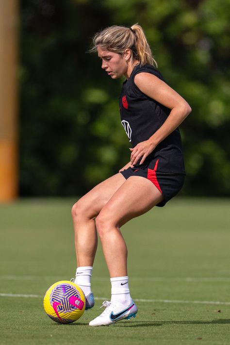 Korbin Albert (USA) #soccer #uswnt Korbin Albert, Soccer Positions, Team Photoshoot, Female Football, Female Football Player, Paris Saint Germain Fc, Uswnt Soccer, Workout Inspo, Female Soccer Players