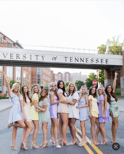 Group Picture Color Scheme Outfit Ideas, Pastel Group Photoshoot, Sorority Exec Photoshoot Ideas, Sorority Officer Photoshoot, Group Color Coordinated Outfits, Sorority Exec Photoshoot, Recruitment Photoshoot, Sorority Photoshoot Ideas, Exec Photoshoot