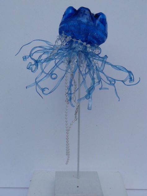 Bluebottle jellyfish made from plastic bottles...sculptures-sculpture-de-meduse-en-pet-5791657-20131029-9589-b00f3-663bf_570x0 Recycled Art Projects Upcycling, Jellyfish Sculpture, Plastik Recycling, Recycle Sculpture, Sea Treasure, Jellyfish Painting, Jellyfish Craft, Plastic Bottle Art, Plastic Bottle Flowers