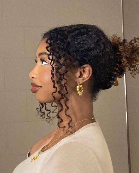 Samira Ahmed on Instagram: “side profile never misses” Cute Curly Hairstyles, Curly Hair Styles Easy, Clip Hairstyles, Natural Curls Hairstyles, Hairdos For Curly Hair, Natural Hair Styles Easy, Curly Hair Inspiration, Curly Girl Hairstyles, Curly Hairstyles