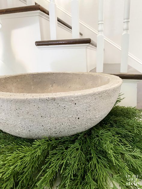 Upcycling, Concrete Planters Diy, Patio Planter Ideas, Large Bowl Planters, Large Concrete Planters, Concrete Patio Ideas, Paint Concrete Patio, Paint Concrete, Textured Bowls