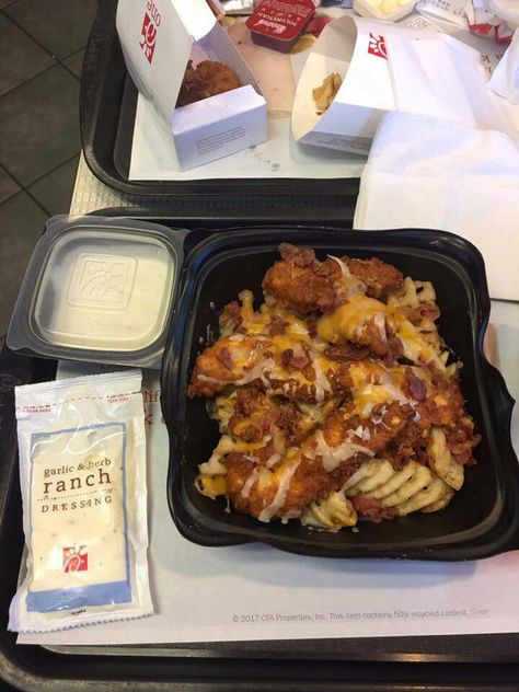 ‼️ CHICK-FIL-A LOVERS ‼️  Order a : Med/Lg fries with strips or nuggets in a salad bowl ' with Monterrey Jack cheese from the salads & bacon bits from the salads    thank me later Chick Fil A Order Ideas, Chick Fil A Order, Chick Fil A Bowl, Chick Fil A Salad, Secret Menu Items, Secret Menu, Mouth Watering Food, Bacon Bits, Food Goals