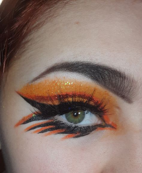 graphic liner Zoo Makeup Ideas, Tiger Stripe Makeup, Garfield Makeup Look, Tiger Inspired Makeup, Orange Cat Makeup, Tigger Makeup, Tiger Eye Makeup, Garfield Makeup, Tiger Makeup Halloween