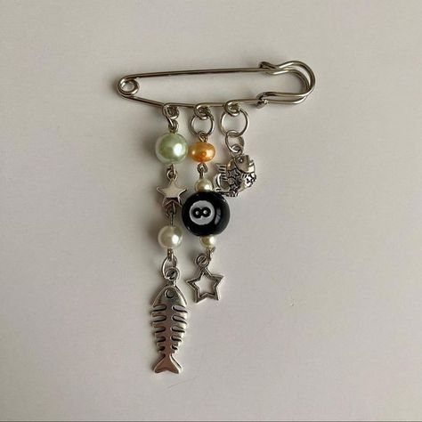 Cute Key Chains, Charm Ideas, Bag Pins, Bead Charms Diy, Jewelry Accessories Ideas, Funky Jewelry, Diy Crafts Jewelry, Beaded Keychains, Beaded Accessories