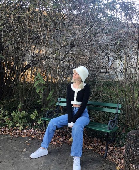 Blue Bucket Hat Outfit, Fluffy Bucket Hat Outfit, Look Com Bucket Hat, Black Bucket Hat Outfit, French Hat Outfit, White Bucket Hat Outfit, Hat Outfit Winter, Hat Outfit Fall, Outfit Blue Jeans